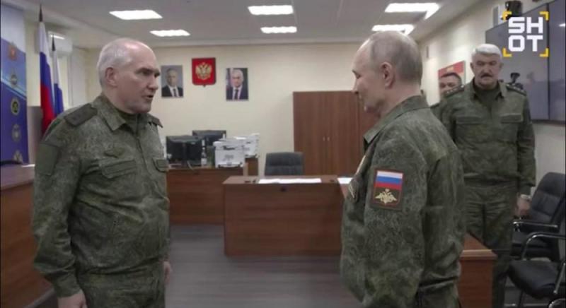 Путін одягнув військову форму і прибув, щоб заслухати доповідь про ситуацію на фронті в Україні (відео)