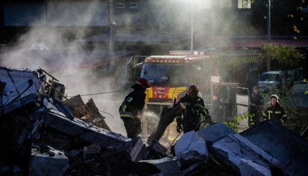 Під уламками будівлі в Хмельницькому виявили тіло жінки.