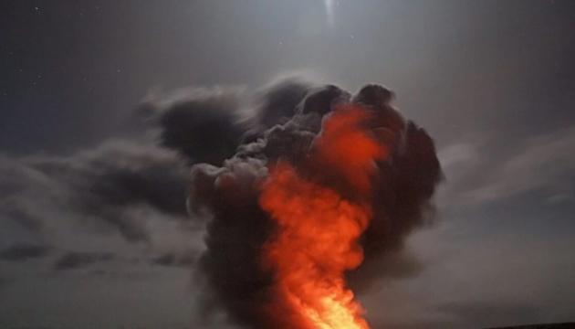 В Росії безпілотники завдали ударів по нафтопереробному заводу та хімічному підприємству, повідомляють ЗМІ.