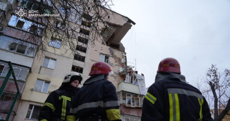 Під руїнами будівлі в Хмельницькому виявлено тіла двох осіб, повідомили в обласній військовій адміністрації.