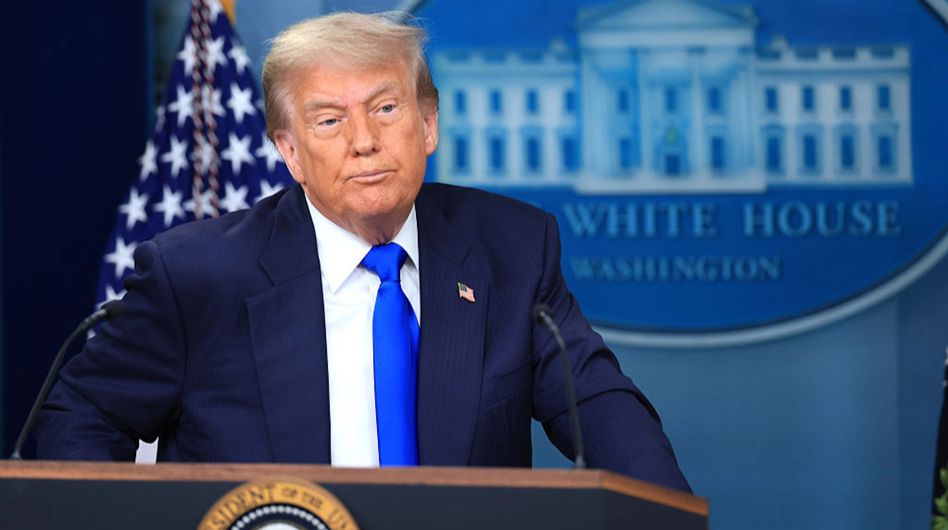 Трамп ознайомився з Конституцією Сполучених Штатів, яка зазначає, що повторна участь у виборах на третій термін є забороненою.