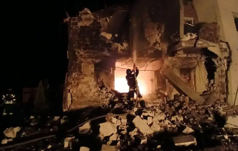 Російські війська завдали удару дронами по населеному пункту в Київській області, КОВА продемонструвала результати атаки.