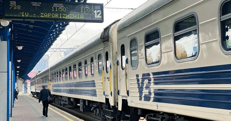 УЗ-3000: Президент Зеленський оголосив про надання кожному українцеві 3000 безкоштовних кілометрів подорожей залізницею.