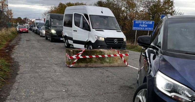 У Закарпатті, після того як сталося прорив кордону, контрольно-пропускні пункти укріпили бетонними блоками (фото)