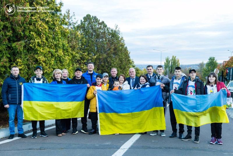 Групу дітей, яких вивезли російські загарбники і які пережили життя під окупацією, повернули до України (ФОТО). Україна - Новини Рівного та регіону — Рівне Вечірнє.