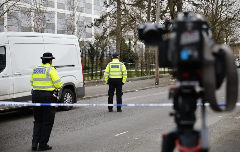 У Великобританії в поїзді сталася жахлива різанина, внаслідок якої десять осіб потрапили до лікарні. Правоохоронці вже затримали двох підозрюваних у цьому злочині.