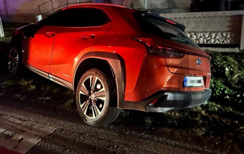 У Прикарпатському регіоні суддя на автомобілі Lexus наїхала на двох пішоходів: один з них загинув, а інший отримав травми.