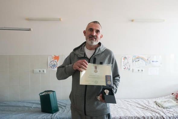 Військовий з Чернівецької області був нагороджений за свою відданість у захисті країни та проявлену мужність на фронті - повідомляє Українська газета Час.