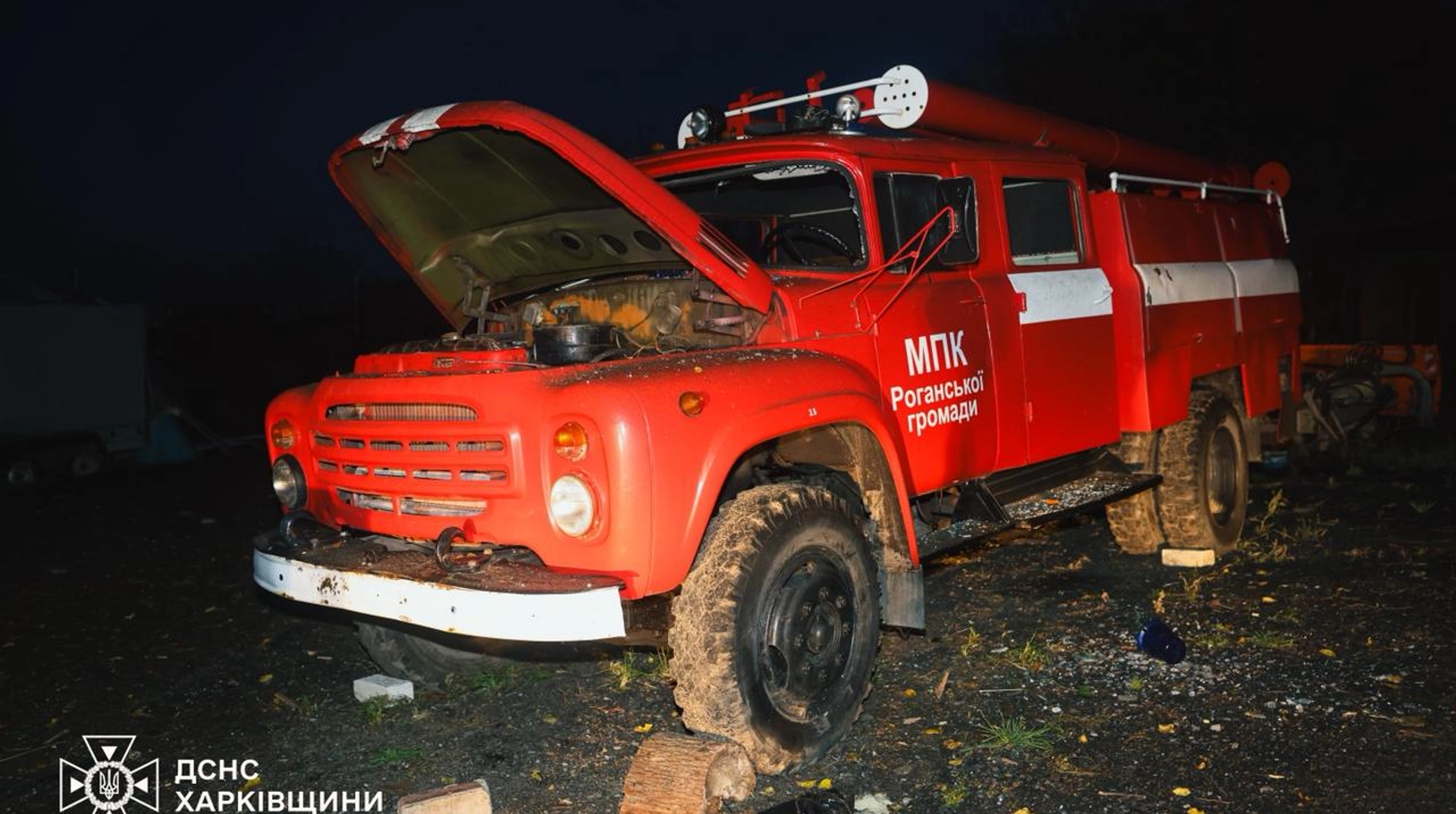 Російські війська здійснили удар безпілотником по території Харківщини, внаслідок чого постраждали як цивільні особи, так і рятувальні служби.