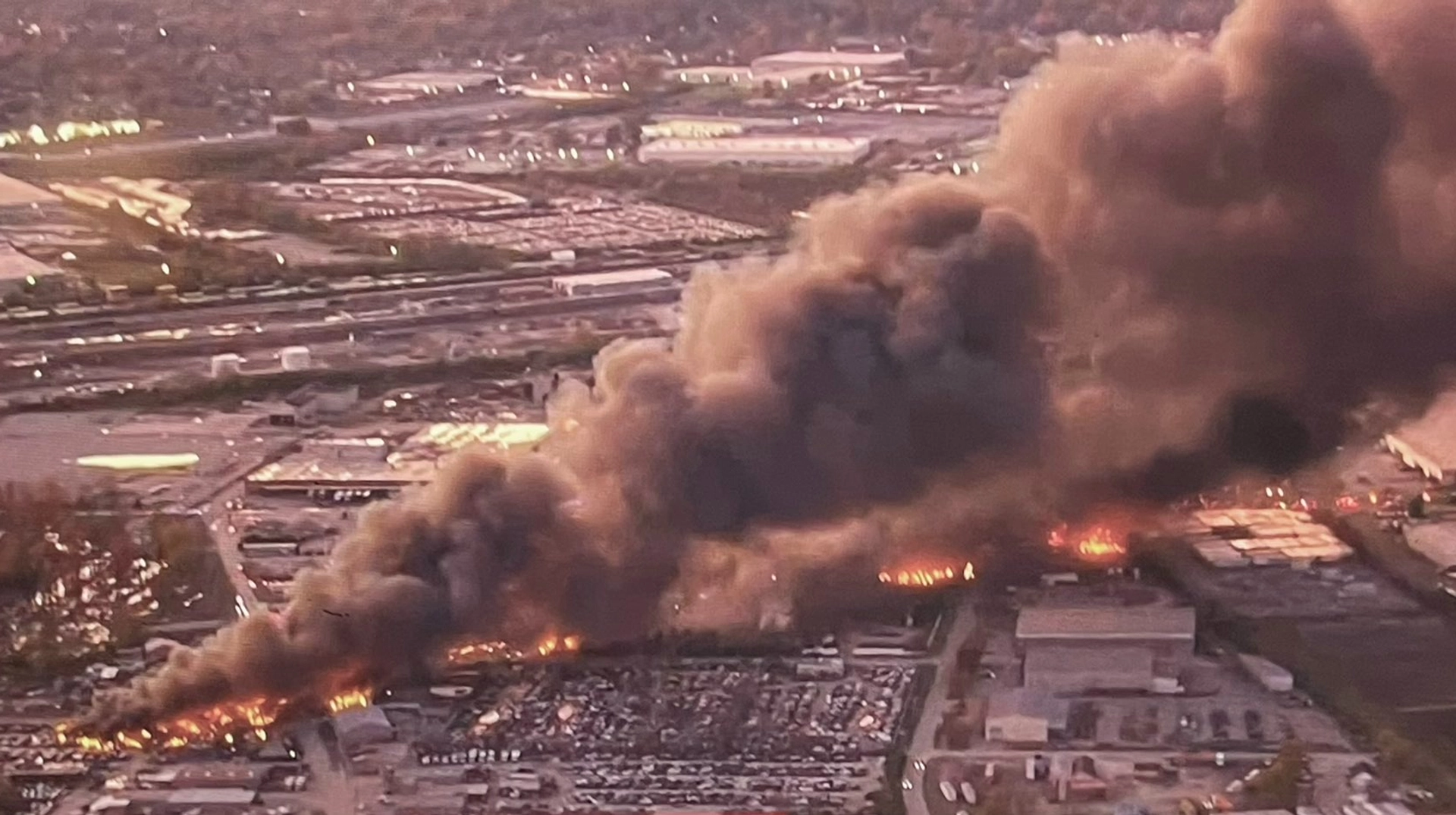 У Сполучених Штатах стався аварійний випадок із вантажним літаком UPS: місцева влада закликала жителів шукати притулок у безпечних місцях.