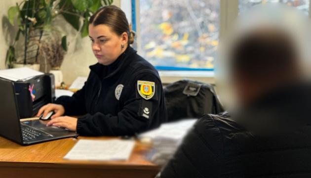 Юрист-махінатор з Одещини обдурив восьмеро військовослужбовців, заволодівши їхніми коштами під приводом надання 