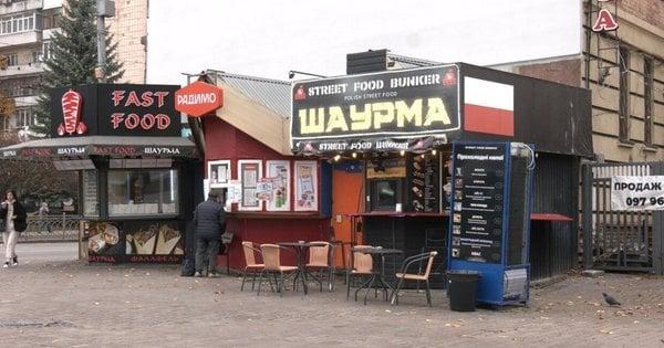 Міська рада Рівного планує подати судовий позов у зв'язку з кіосками, розташованими поруч із Центральним універмагом.