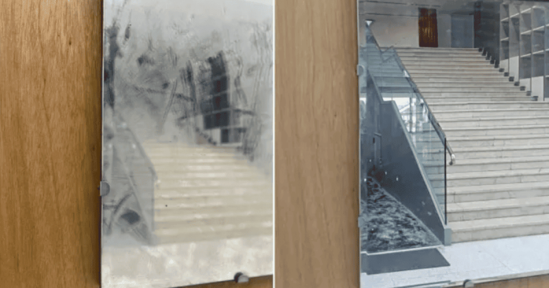 Прибиральник пошкодив художню інсталяцію в музеї, вважаючи її за забруднене дзеркало.