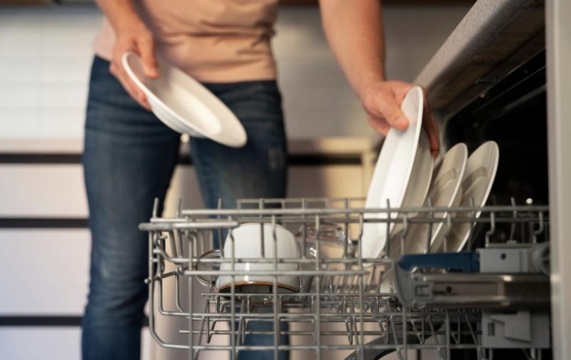 Посудомийна машина працює не так ефективно? Можливо, ви допускаєте цю критичну помилку.