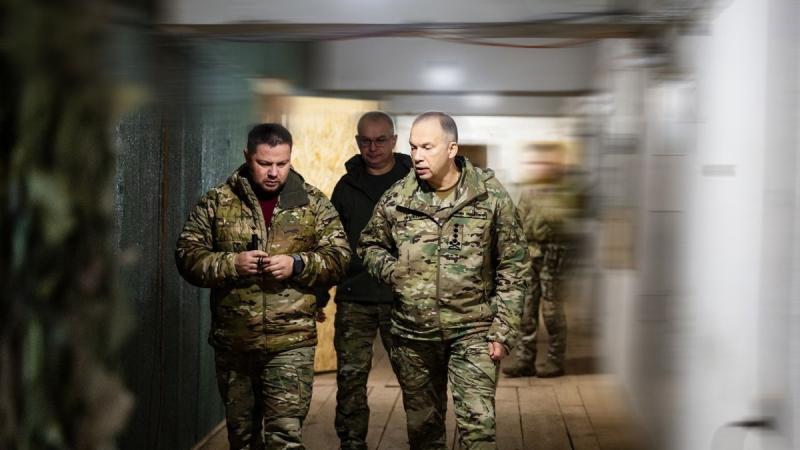 Сирський зазначив, що питання про контроль російських сил над містом Покровськ або про оперативне оточення підрозділів Збройних сил України не обговорюється.