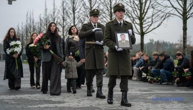 На території Національного військового кладовища відбулося поховання праху героя та журналіста Олексія Чубашева.