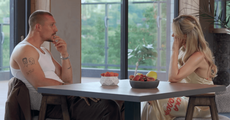 Тарас Цимбалюк, знявши піджак, показав свої татуювання в майці-алкоголічці, що викликало жваву реакцію користувачів у соціальних мережах.