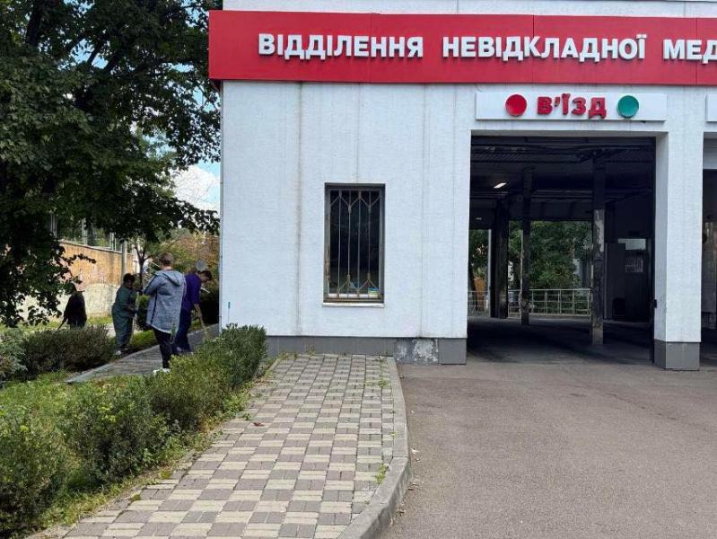 У Києві розгорівся скандал: чоловіка з паралічем вивезли з медичного закладу і залишили на вулиці в холоді - Деталі | Експрес онлайн