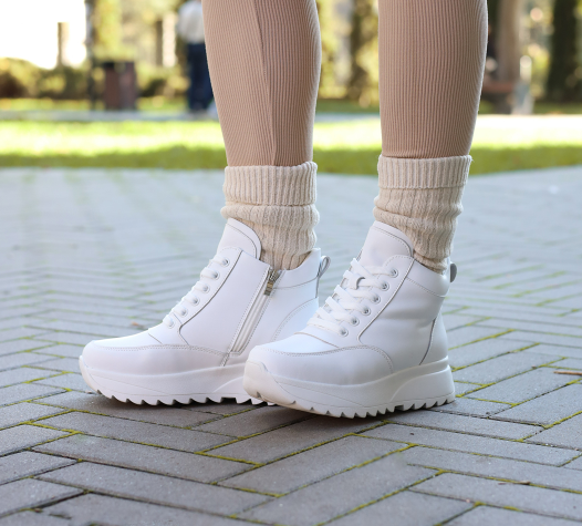 Вічна класика: переваги та обслуговування жіночих шкіряних кросівок