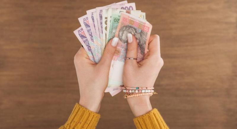 Uklon, Bolt, Uber та Glovo почнуть утримувати податки з українських користувачів: оголошено новий ліміт.