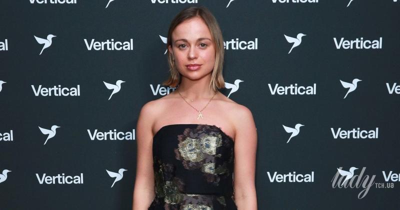 У максі-сукні та без обручки: леді Амелія Віндзор на події в Лондоні.