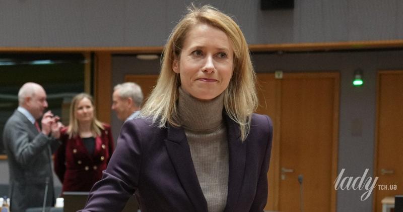 У баклажановому жакеті та смугастій водолазці: верховна представниця ЄС Кая Каллас на засіданні міністрів у Брюсселі.