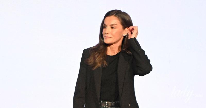 У блейзері та твідових штанах: елегантна королева Летиція відвідала ділову зустріч.