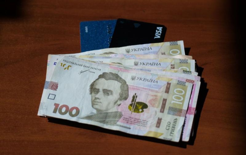 Заробітки громадян України зростуть у 2026 році: Основну причину назвав Національний банк.