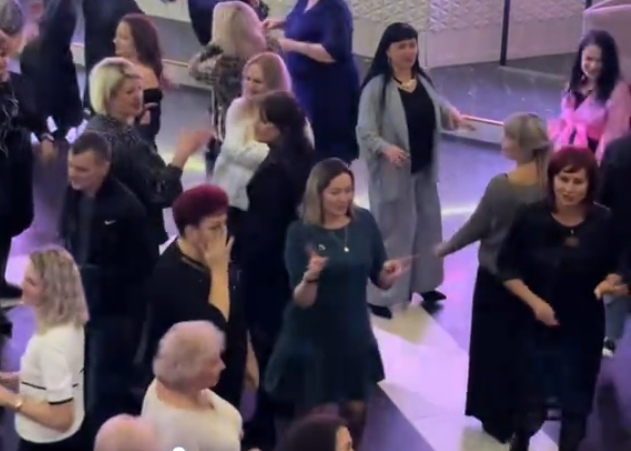 Танці на братських могилах: загарбники організували святкування в драмтеатрі Маріуполя (відео) - Деталі | Експрес онлайн