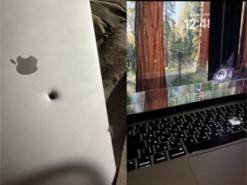 MacBook Air витримав удар від осколка артснаряда і продовжив функціонувати.