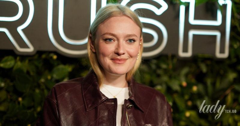 Дакота Феннінг вразила поєднанням кежуал і розкішного стилю на світському заході, організованому брендом Chanel.