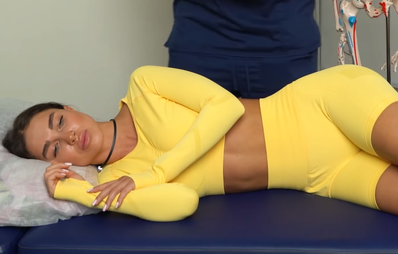 Заснули з косметикою на обличчі — прокинулись з неприємностями: як використання макіяжу вночі шкодить шкірі та очам.