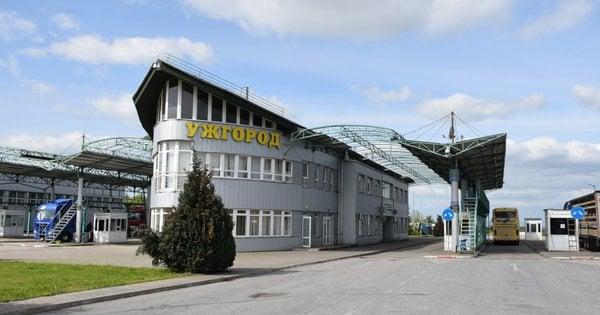 На Закарпатті звільнили митника після того, як він вимагав 