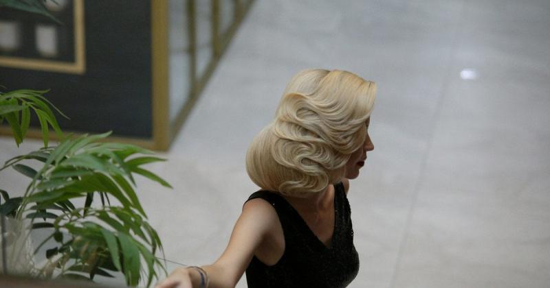 Цей відтінок блонду після 50 може додати до вигляду десять років, і стилісти б’ють на сполох.