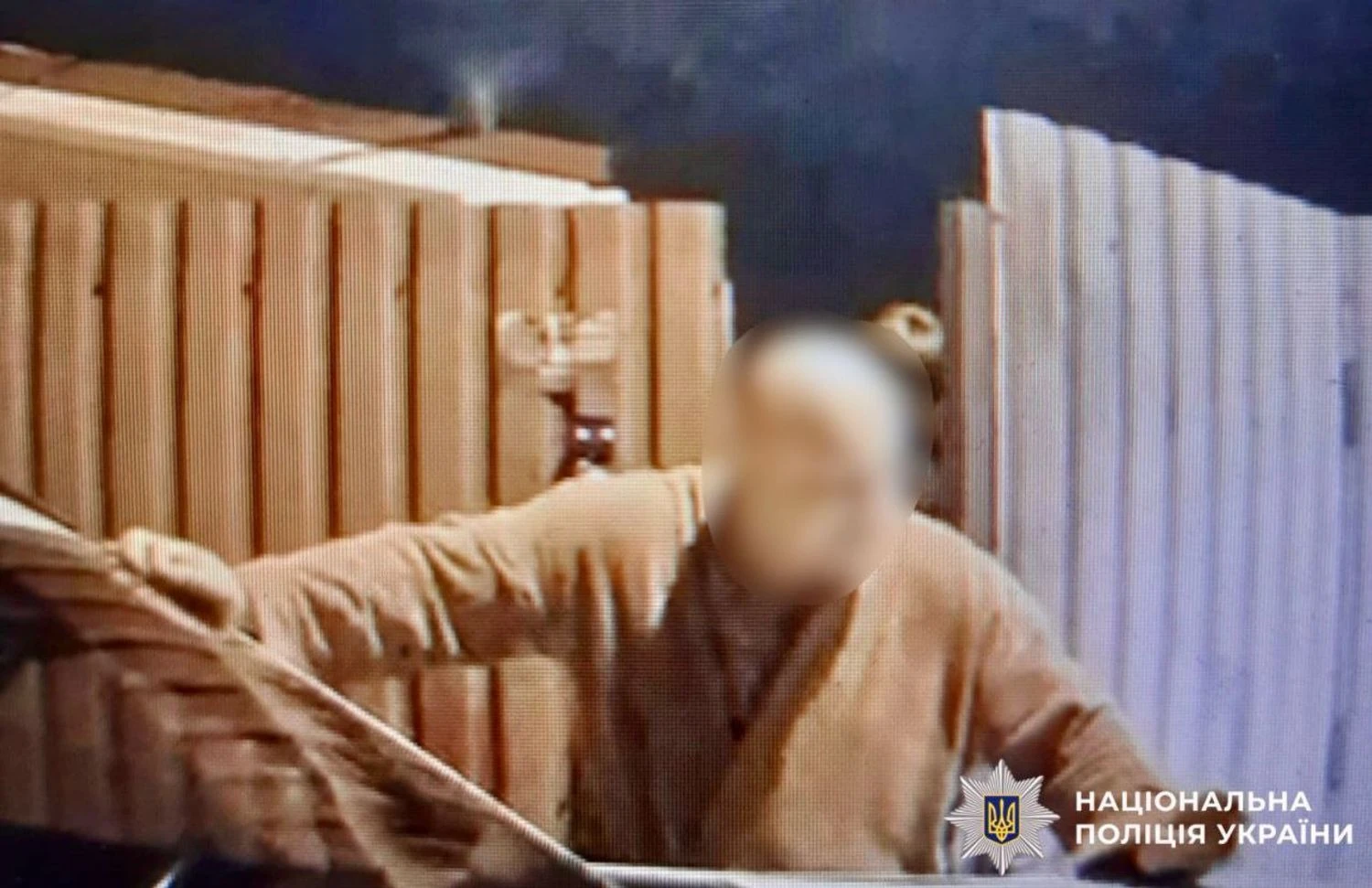 У Броварах чоловік, який перебував під запобіжним заходом, напав на поліцейських з погрозами і завдав шкоди їхньому автомобілю: його помістили до ізолятора тимчасового тримання | УНН