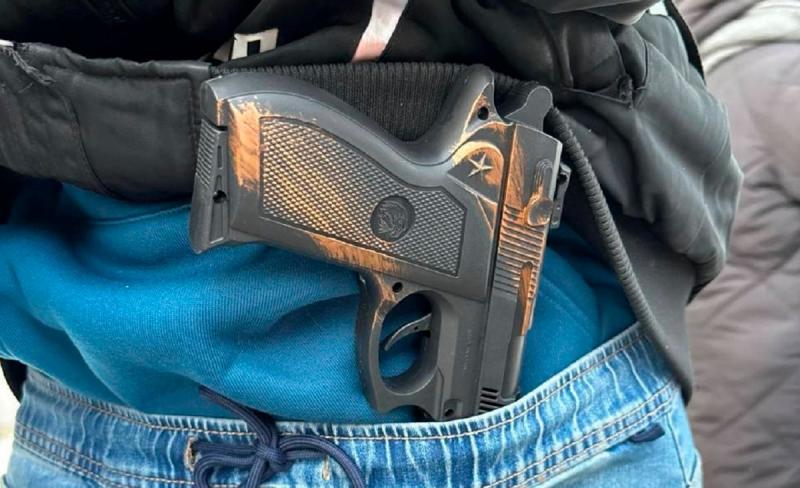 За допомогою іграшкового пістолета чоловік здійснив напад на кілька обмінників: мешканець Києва ризикує провести 15 років за ґратами.