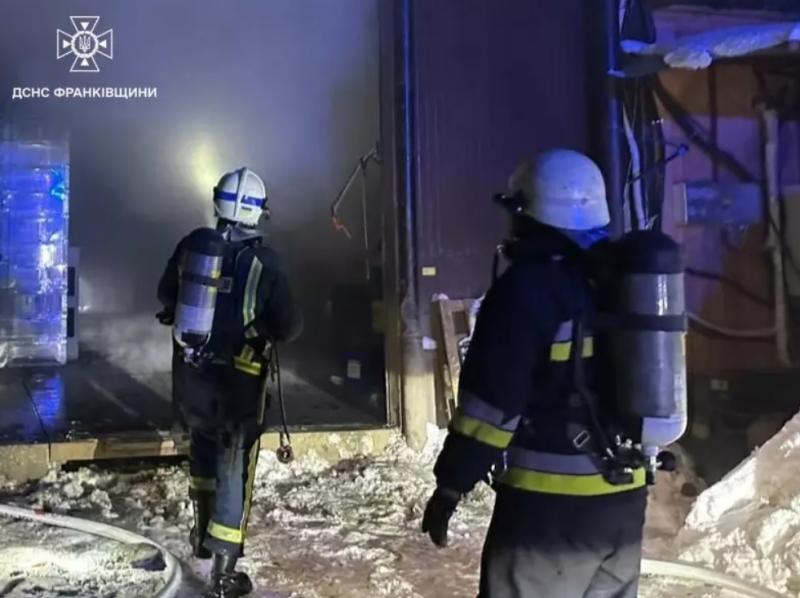 Вчора служби порятунку ліквідували 18 вогневих інцидентів на Прикарпатті, де вогонь охопив житлові будівлі, літні кухні та стайні.