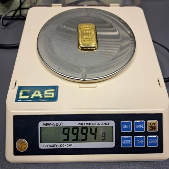 Золоті злитки, заховані в шкарпетках, та коштовності, приховані в молитовнику: митники Чернівців виявили сховані дорогоцінні метали - Українська газета Час.