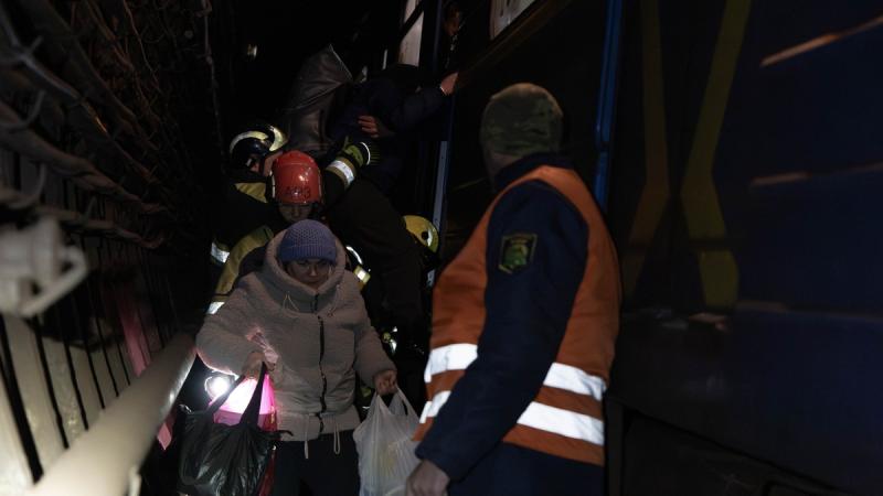 Рятувальні служби евакуювали приблизно 500 осіб з київського метрополітену.