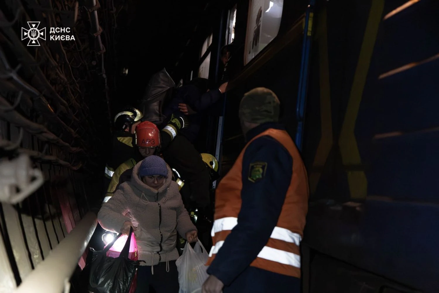 У Києві, під час зупинки роботи метро, рятувальні служби евакуювали близько 500 пасажирів з тунелів | УНН