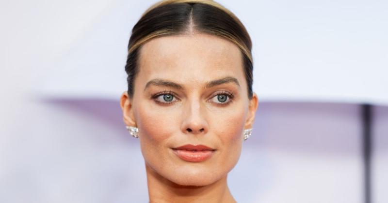 Усі очі були прикуті до неї: Марго Роббі вразила всіх своїм шлейфом і корсетом з вражаючим декольте на червоному килимовому покритті (ФОТО) - Hochu.ua