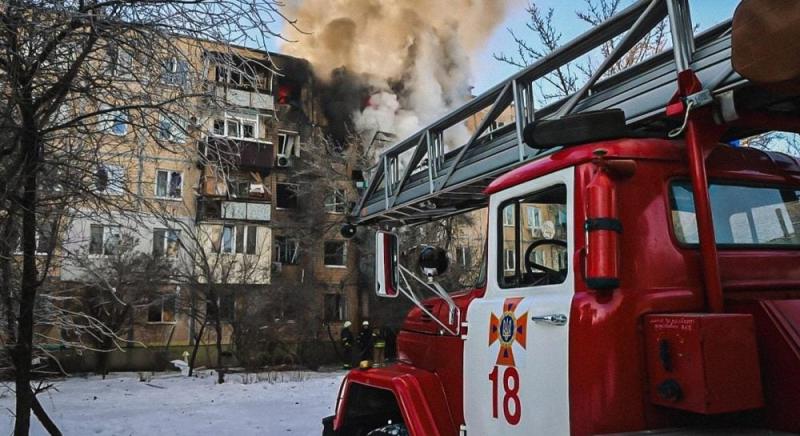 Російський безпілотник вдарив по будівлі в Харкові: три поверхи знищені вогнем, є постраждалі.