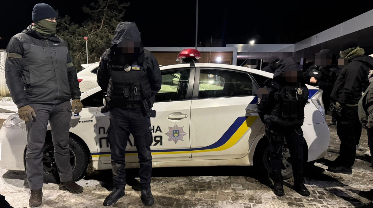 Два поліцейських були затримані за вимагання хабарів з метою уникнення відвідування територіального центру комплектування, повідомляє Державне бюро розслідувань.