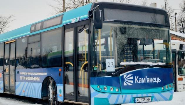 У Кам'янці-Подільському в експлуатацію введено шість нових автобусів, спеціально адаптованих для осіб з інвалідністю.