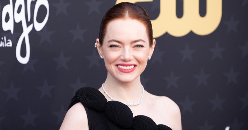 Спідниці - не для боязливих: Емма Стоун вразила всіх своїм сміливим образом, продемонструвавши стрункі ноги на заході в Беверлі-Хіллз.