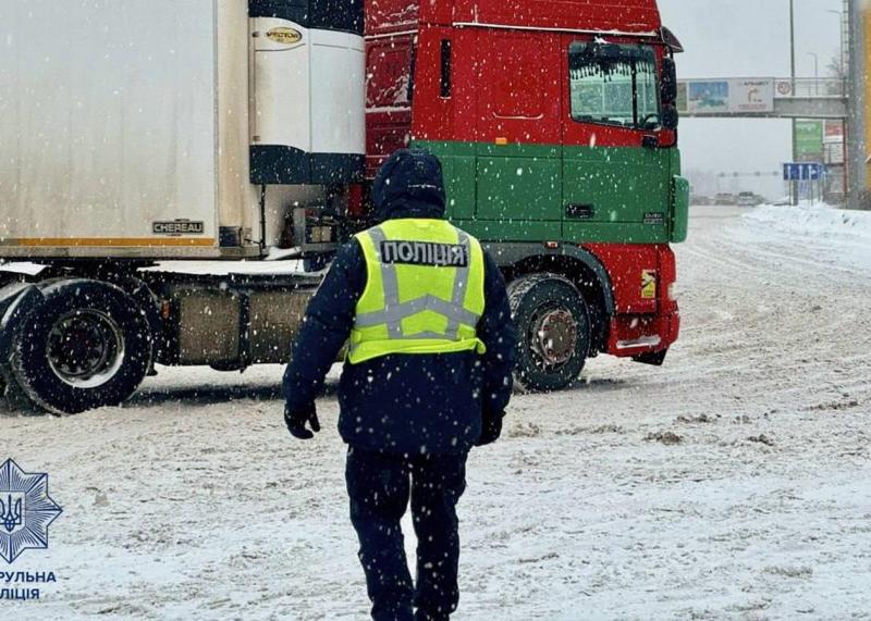 Слизькі шляхи та снігове покриття: з початку доби зафіксовано 785 автомобільних аварій.