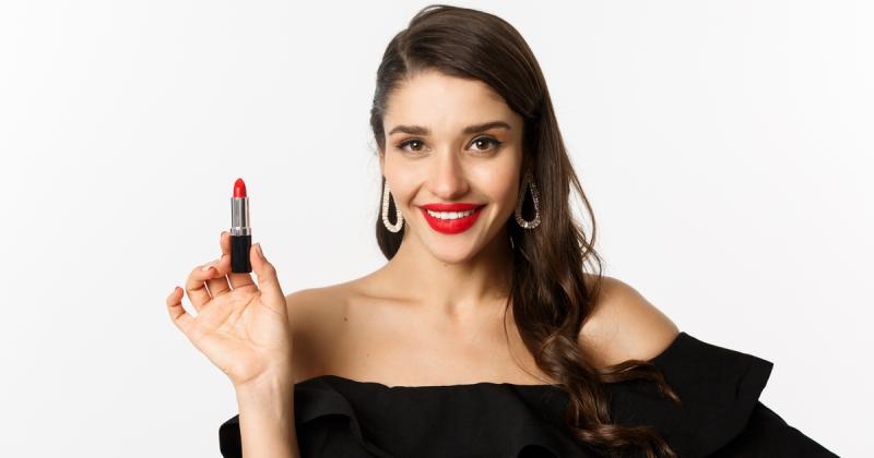 Як правильно нанести червону помаду, щоб вона залишалася на губах протягом усього дня: 4 поради від професійних візажистів - Афіша bigmir)net