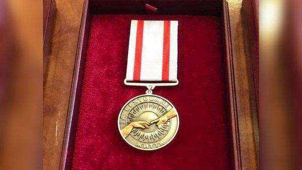 Хірург зі Львова удостоївся медалі за свої зусилля у збереженні людських життів.