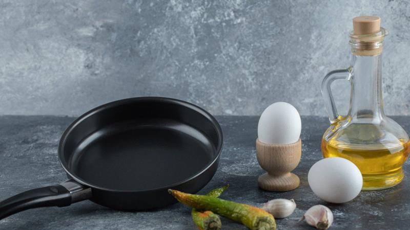 Як позбутися старого нагару зі сковорідки без витрат на дорогі чистячі засоби: легкий домашній метод - Радіо Максимум