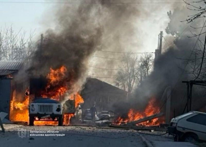 Росія завдала удару по житловій зоні Запоріжжя: число постраждалих швидко зростає.